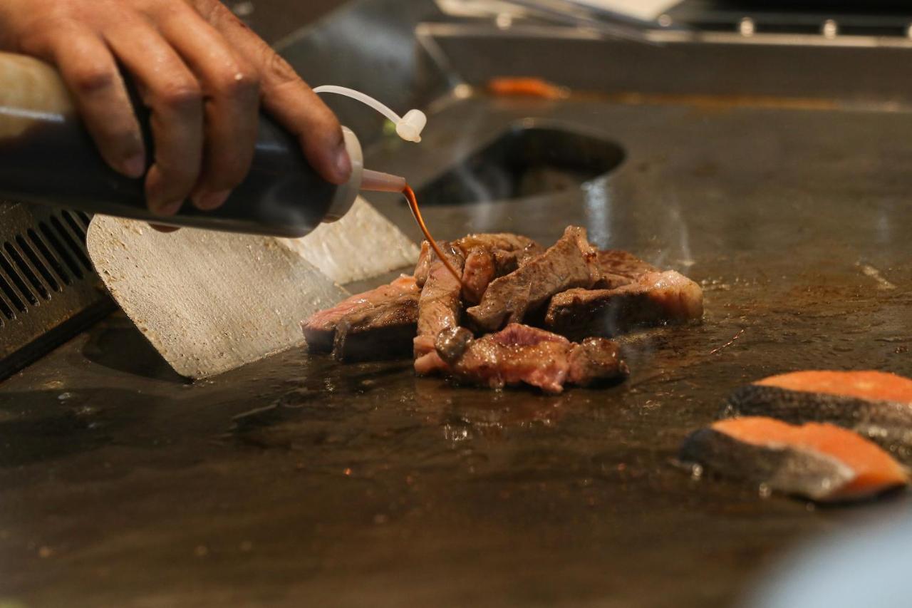 Chatrium Grand بانكوك المظهر الخارجي الصورة Soy sauce being used in cooking
