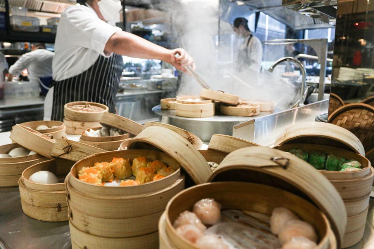 Chatrium Grand بانكوك المظهر الخارجي الصورة Dim sum being prepared in a restaurant