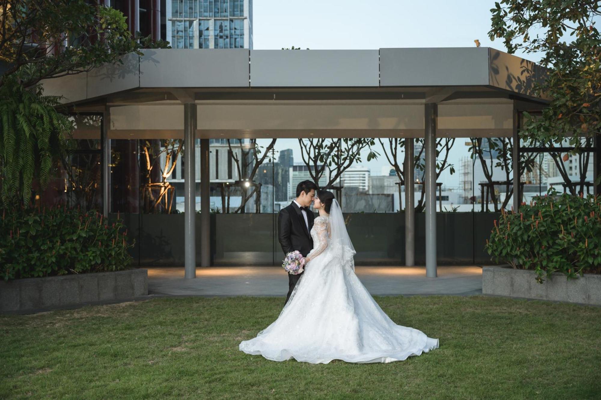 Chatrium Grand بانكوك المظهر الخارجي الصورة A Thai couple in wedding attire