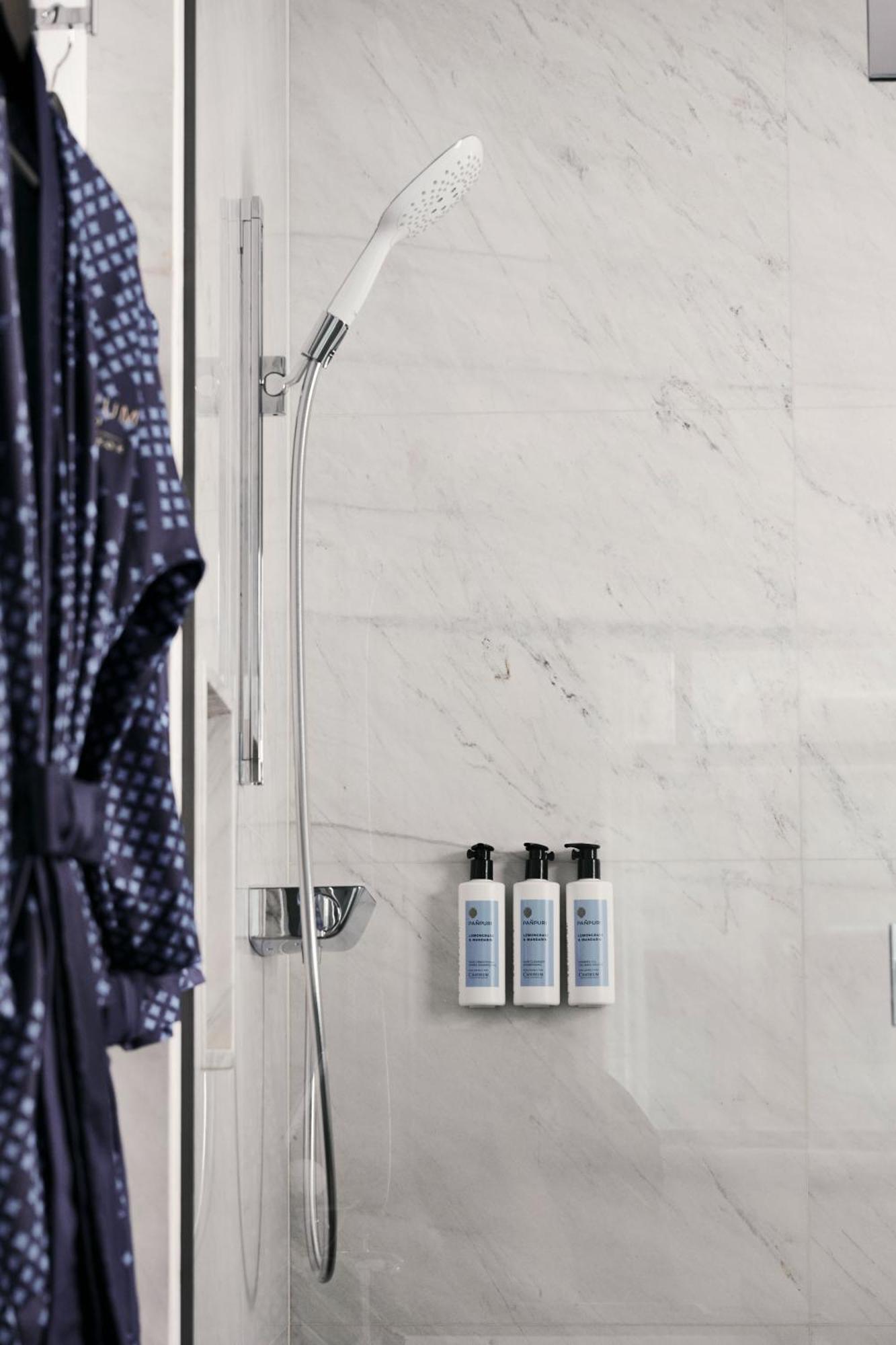 Chatrium Grand بانكوك المظهر الخارجي الصورة A shower